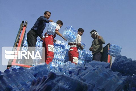 ارسال روزانه آب بسته‌بندی و یخ به مواکب ایرانی در عراق